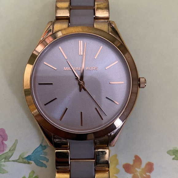 Beautiful Michael Kors MK 4294 Goldtone Classic Slim Runway Unisex Wristwatch - Picture 3 of 12